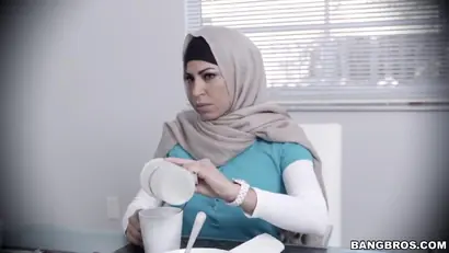 Mia khalifa is cumming for dinner